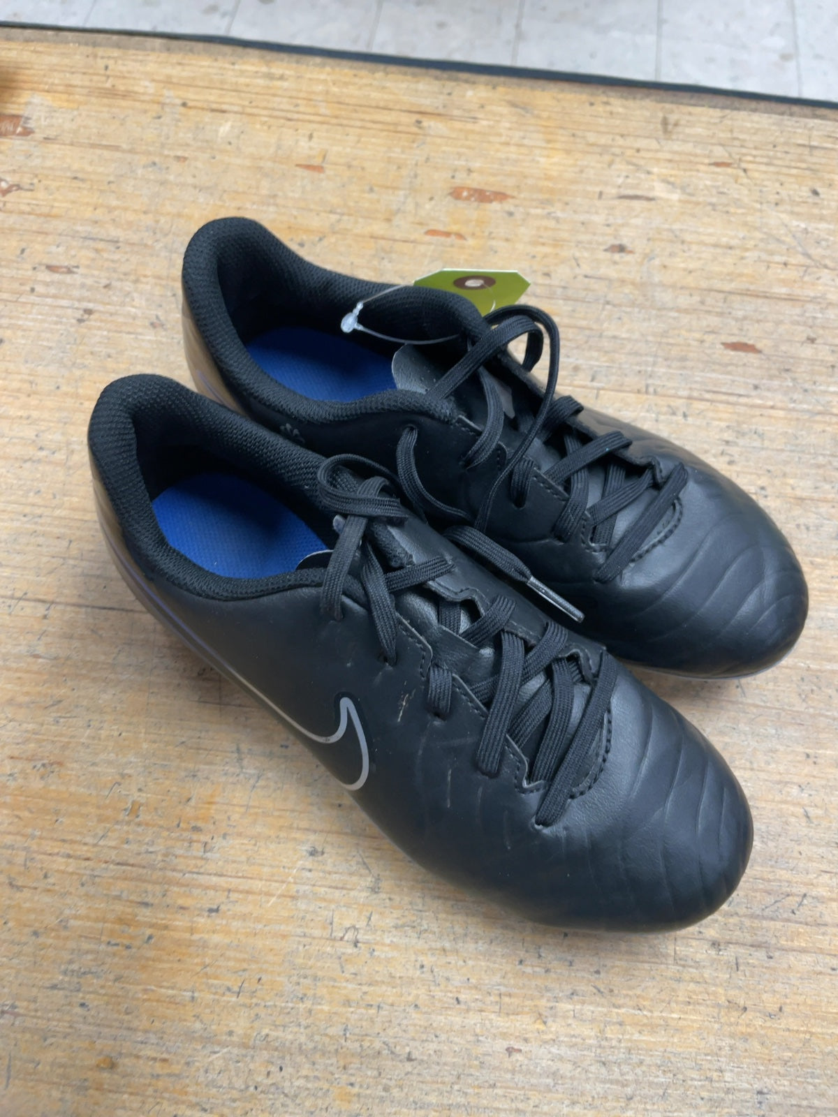 Nike Jr. Tiempo Legend 10 Club 4Y Soccer Cleats