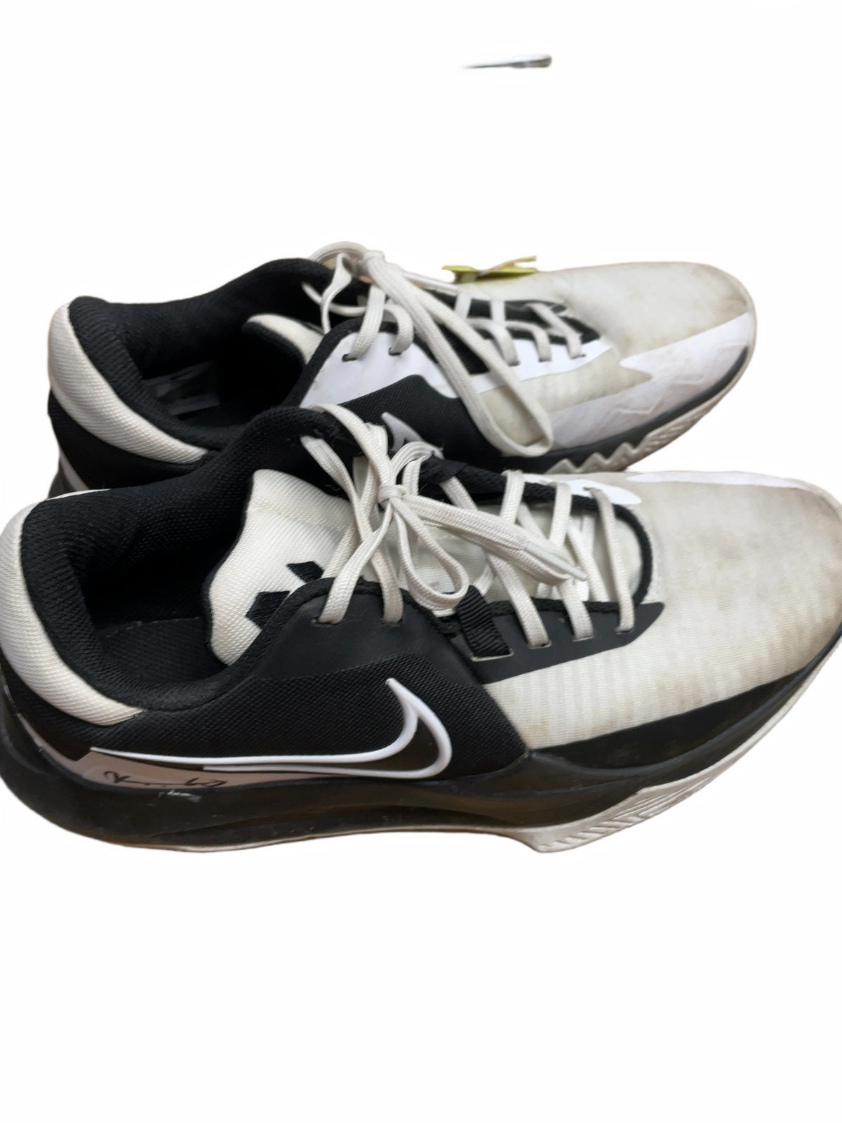 Nike Kyrie Flytrap Size 8 Basketball Sneakers