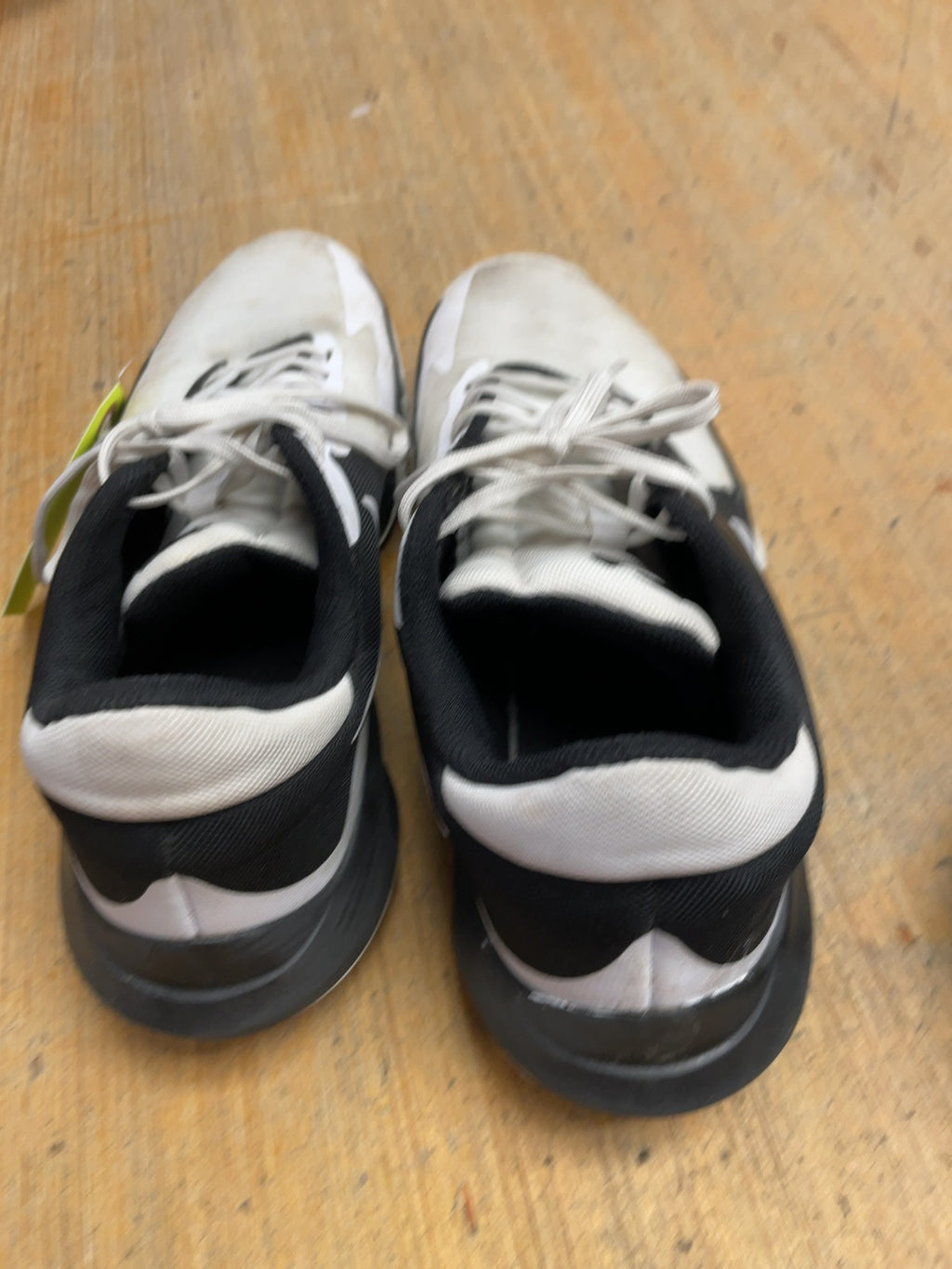 Nike Kyrie Flytrap Size 8 Basketball Sneakers