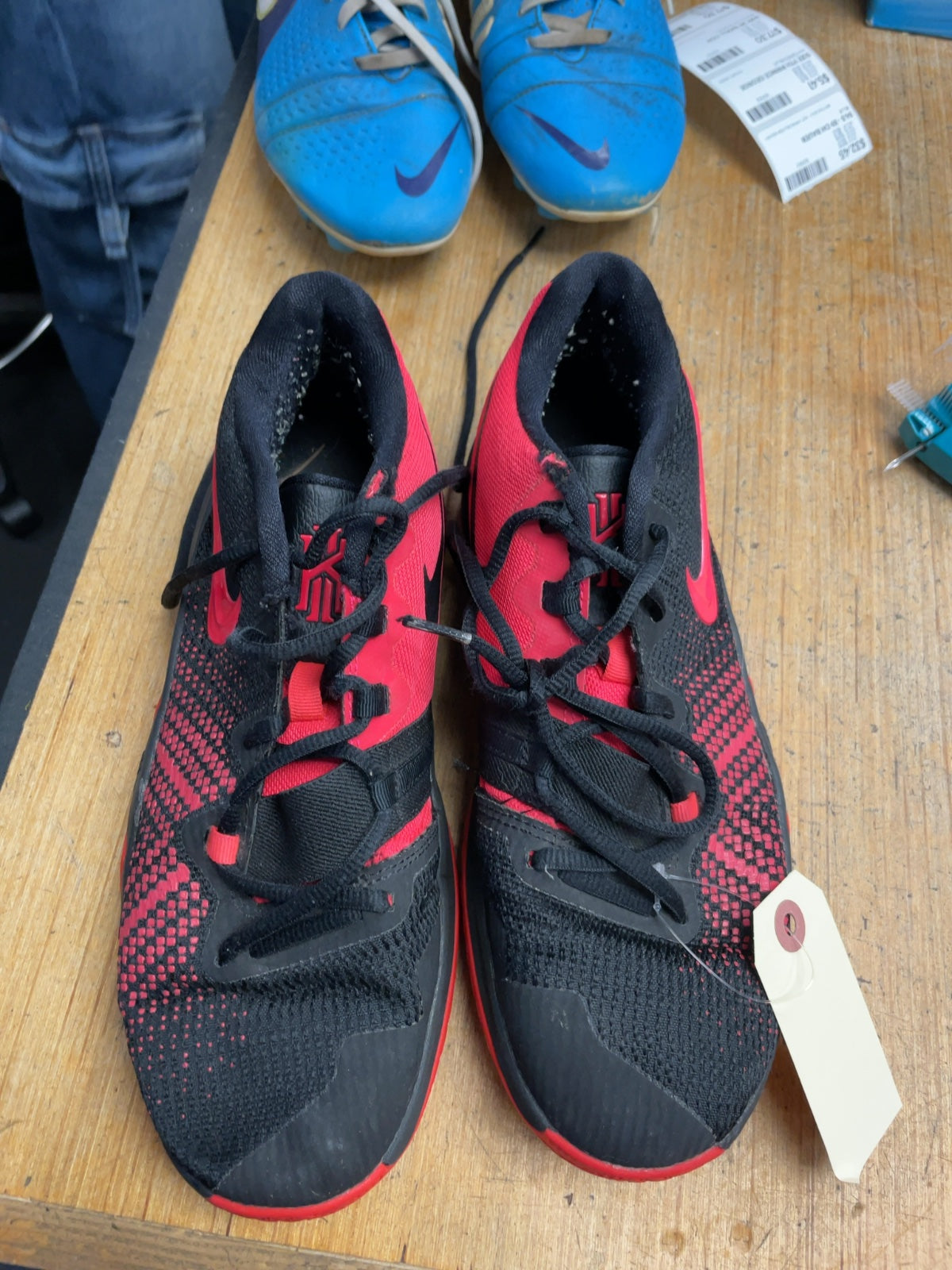 Nike Kyrie Size 6 Basketball Shoes
