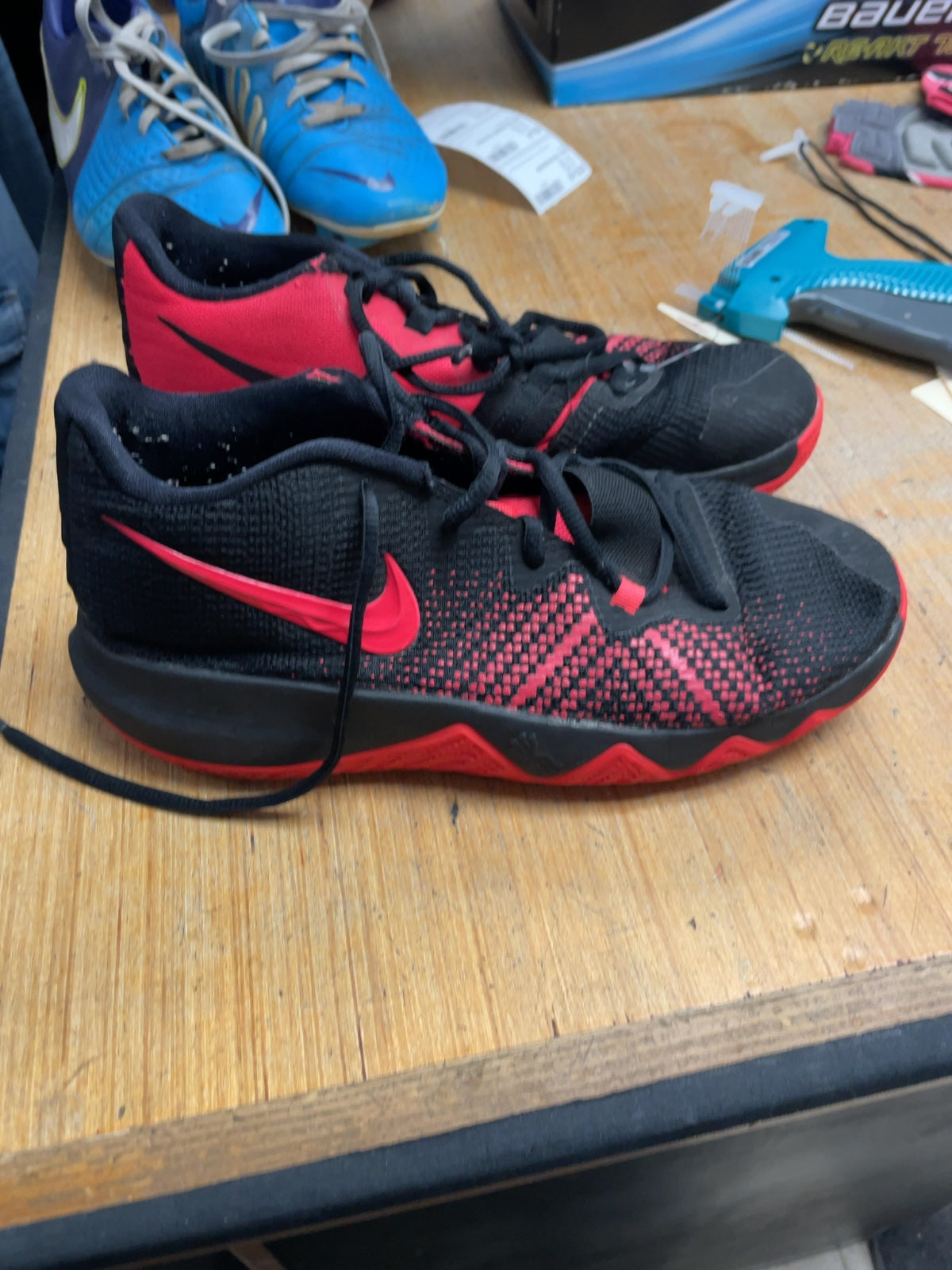 Nike Kyrie Size 6 Basketball Shoes