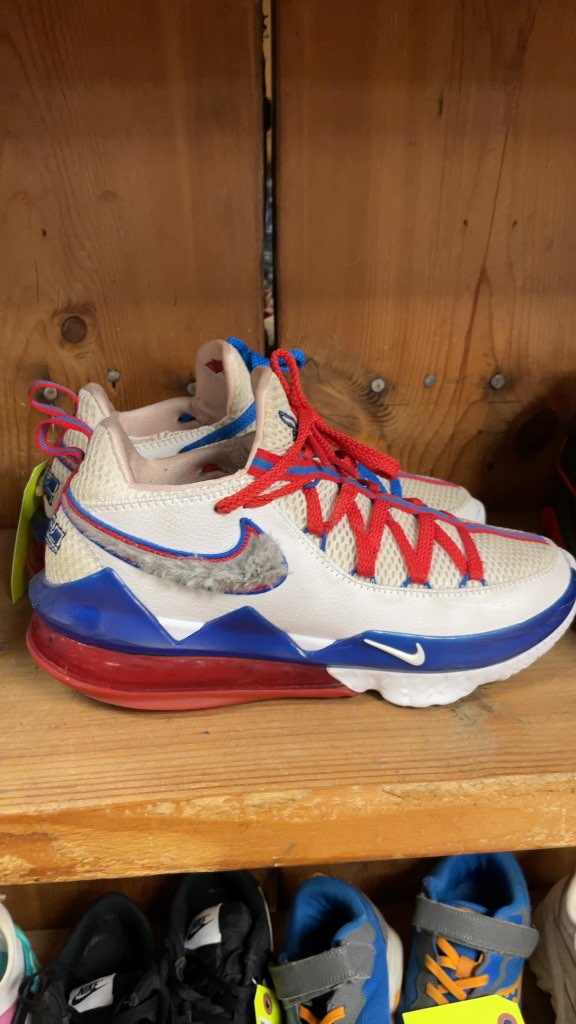 Nike LeBron 17 Low 'What's Up Doc?' Basketball Shoes