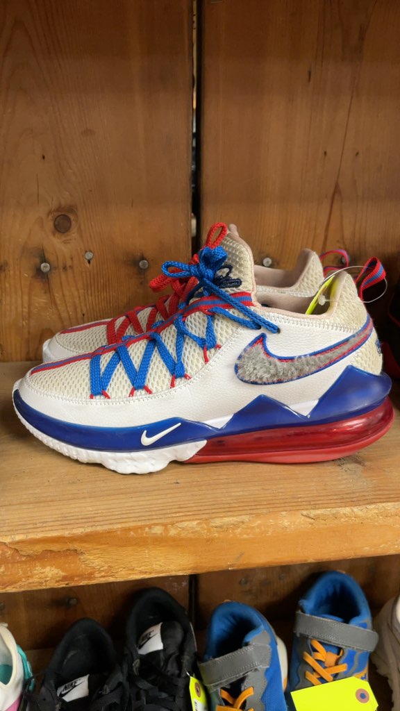 Nike LeBron 17 Low 'What's Up Doc?' Basketball Shoes
