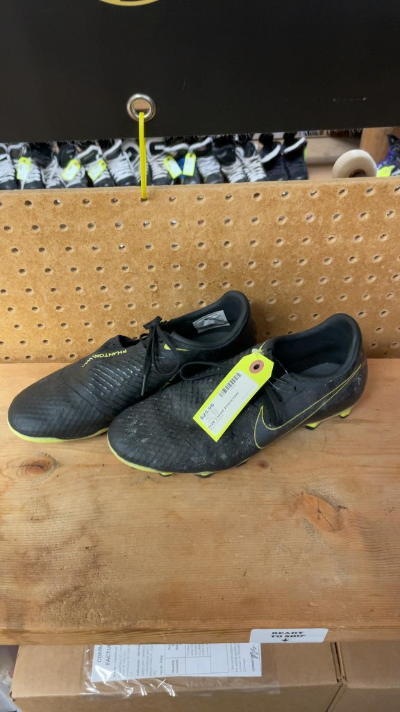 Nike Phantom Soccer Cleats - Size 7