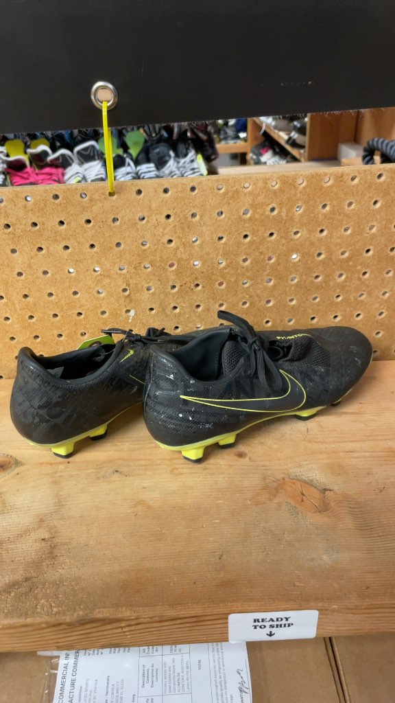 Nike Phantom Soccer Cleats - Size 7