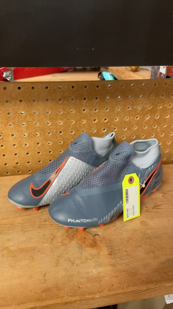 Nike Phantom VSN Soccer Cleats - Size 6