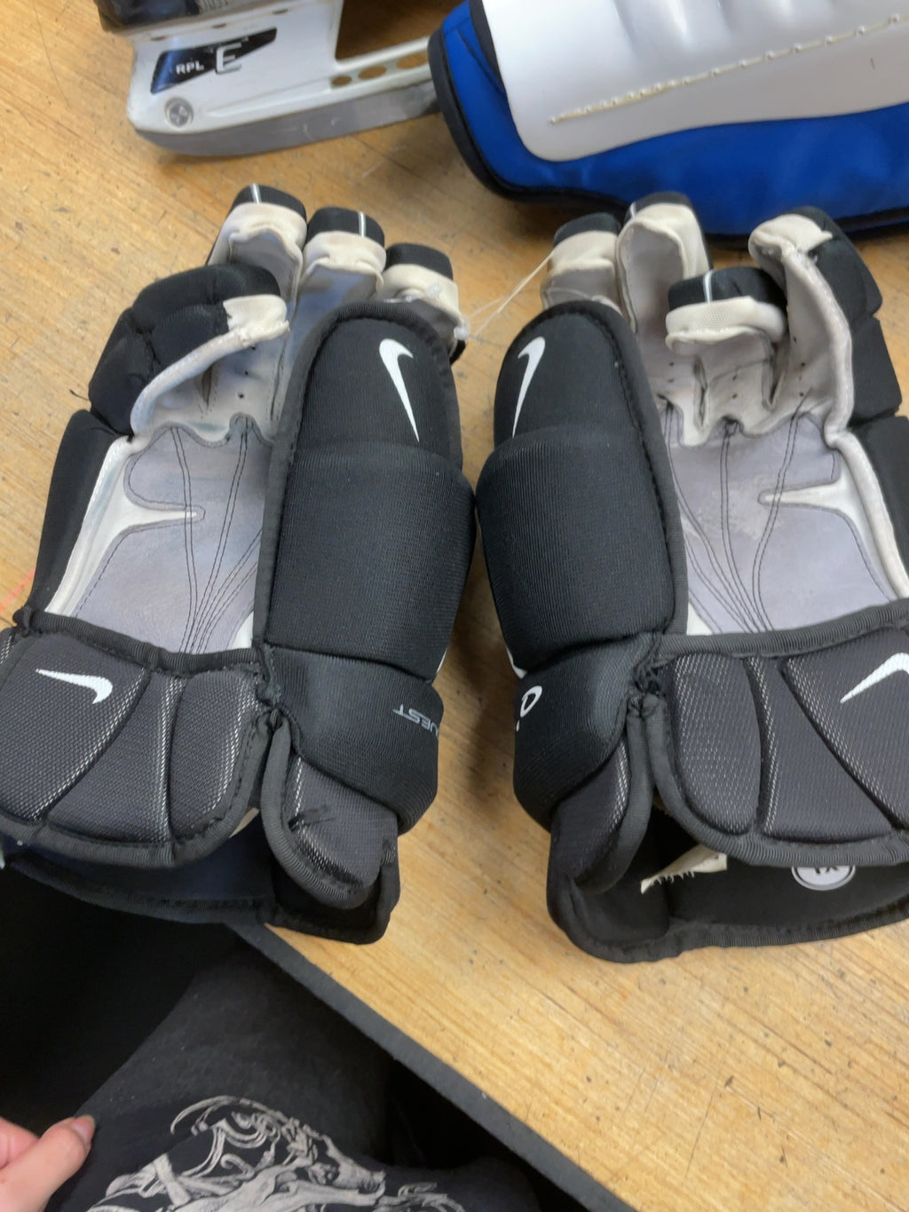 Nike Quest 14.5" Hockey Gloves