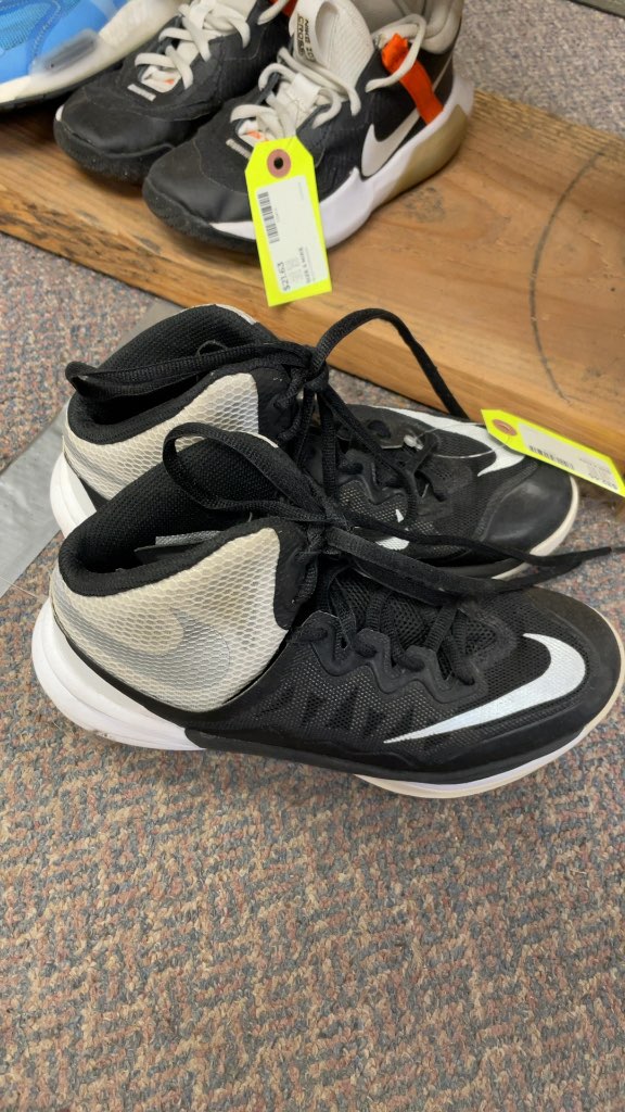 Nike Runners Black/White Size 5