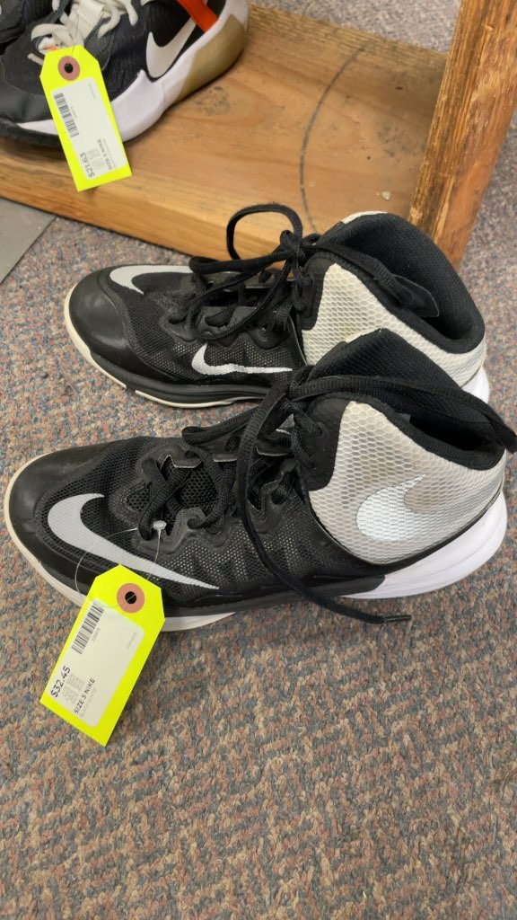 Nike Runners Black/White Size 5