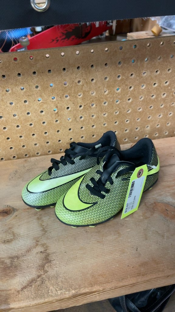 Nike Soccer Cleats - Black/Yellow - Size 10.5