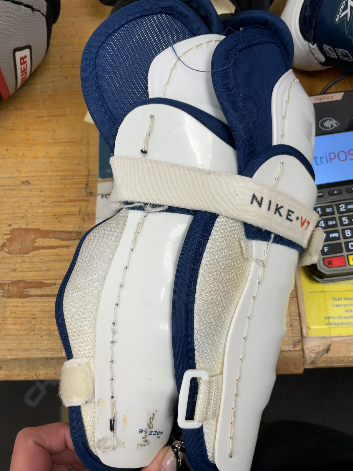 Nike V7 9" Hockey Shin Pads