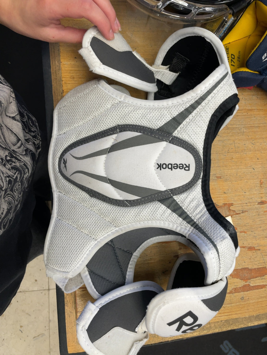 Reebok 20K Youth Medium Hockey Shoulder Pads