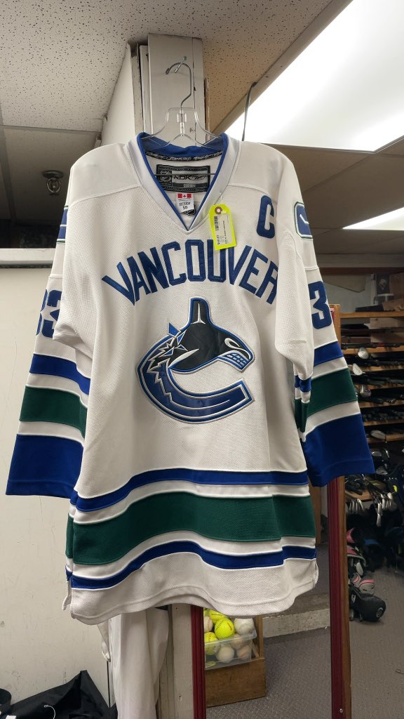 Reebok Henrik Sedin Vancouver Canucks NHL Jersey - Size XL