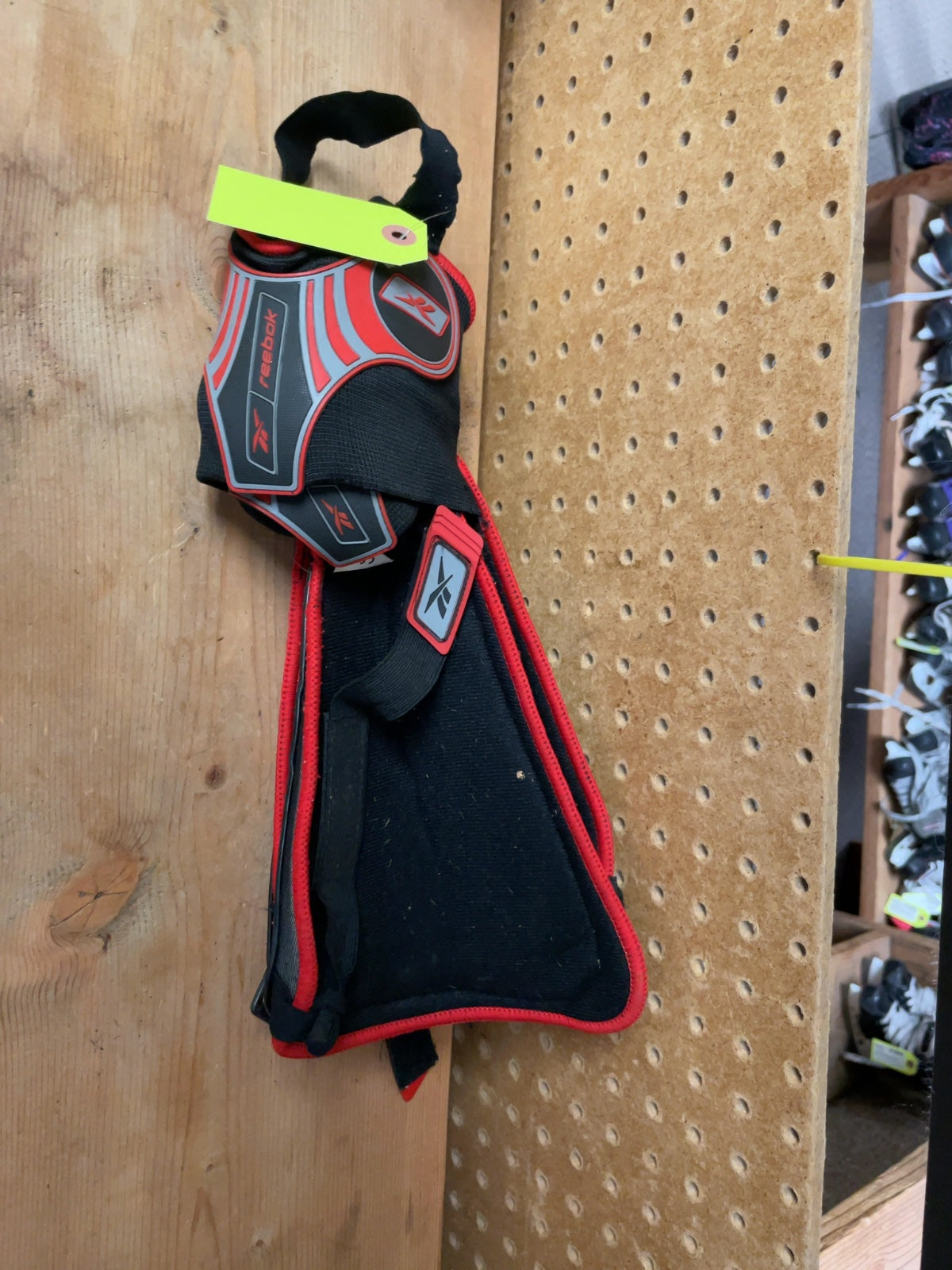 Reebok Soccer Shin Pads Size Large Black/Red