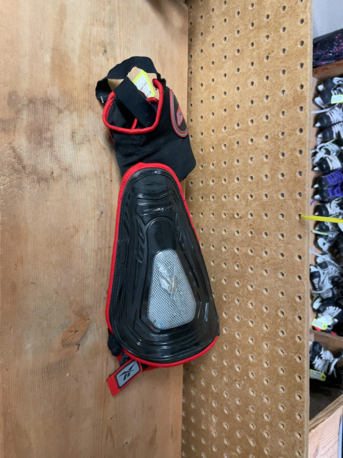 Reebok Soccer Shin Pads Size Large Black/Red