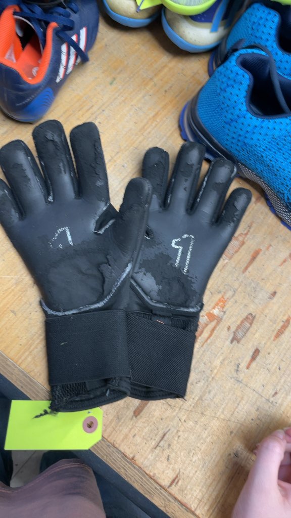 RIN Soccer Goalie Gloves - Size 6 - Black (As Is)