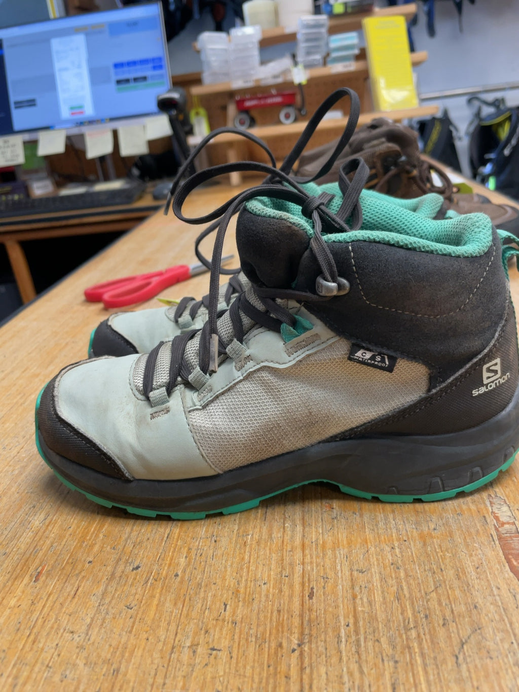 Salomon Outward Size 5 Hiking Boots