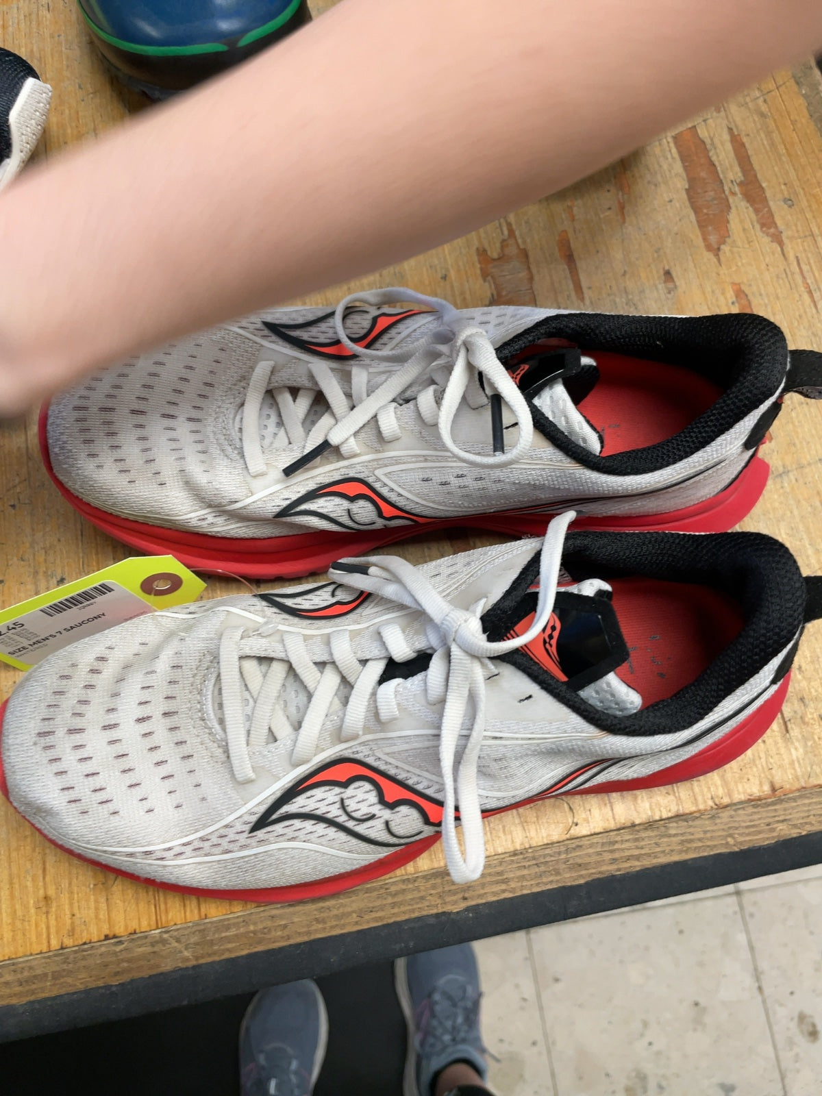 Saucony Running Shoes Men's 7 White/Red