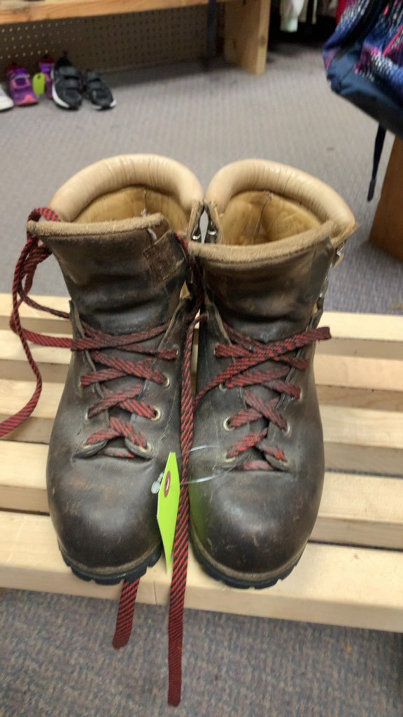 Size 7.5 *Narrow* Vasque Italian Vibram Leather Hiking Boots