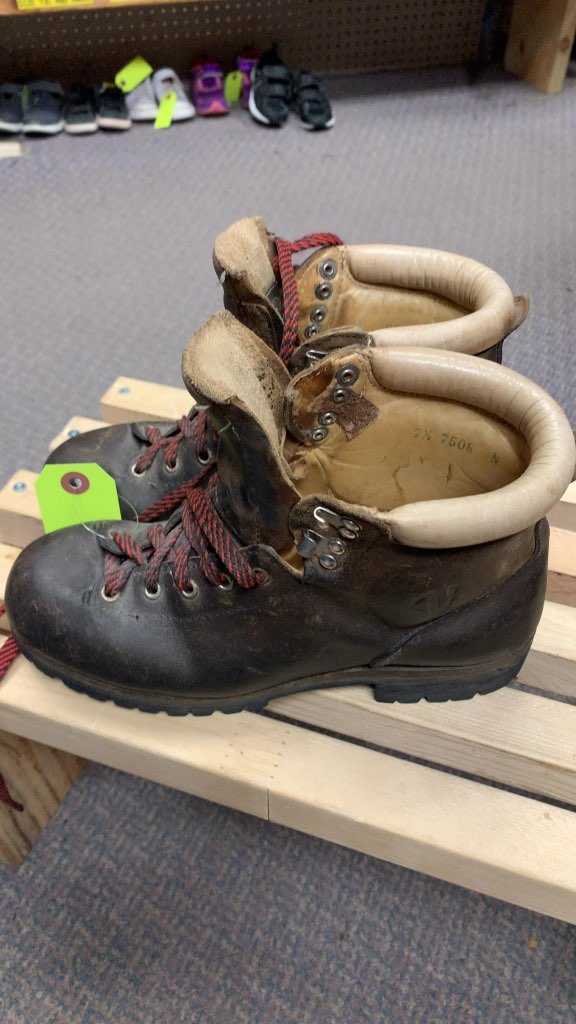 Size 7.5 *Narrow* Vasque Italian Vibram Leather Hiking Boots