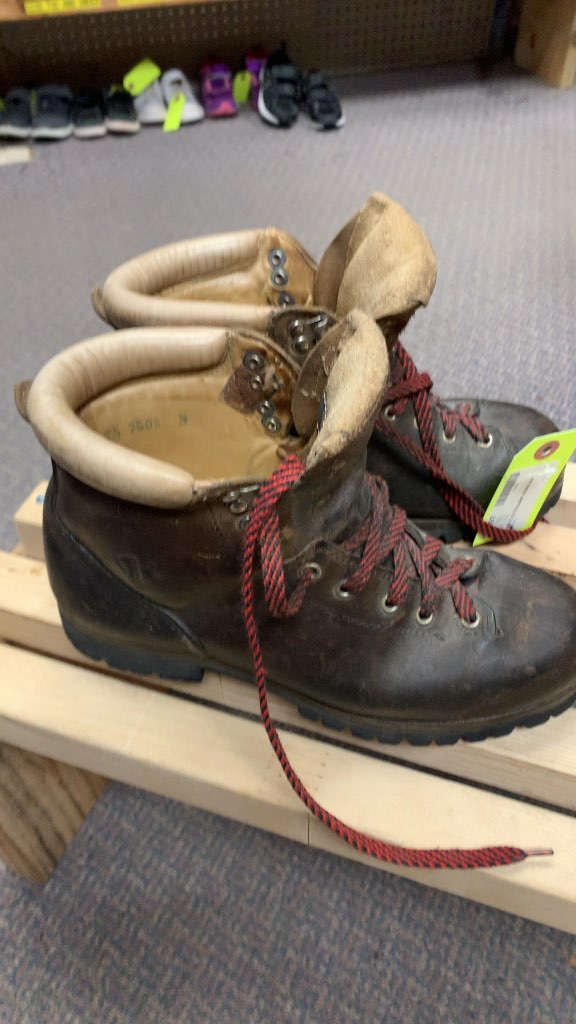 Size 7.5 *Narrow* Vasque Italian Vibram Leather Hiking Boots