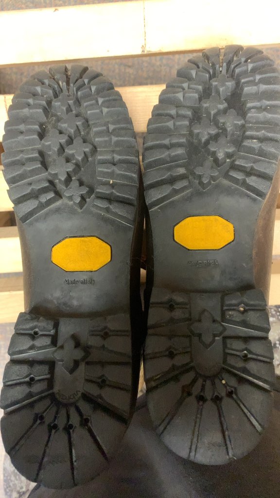 Size 7.5 *Narrow* Vasque Italian Vibram Leather Hiking Boots