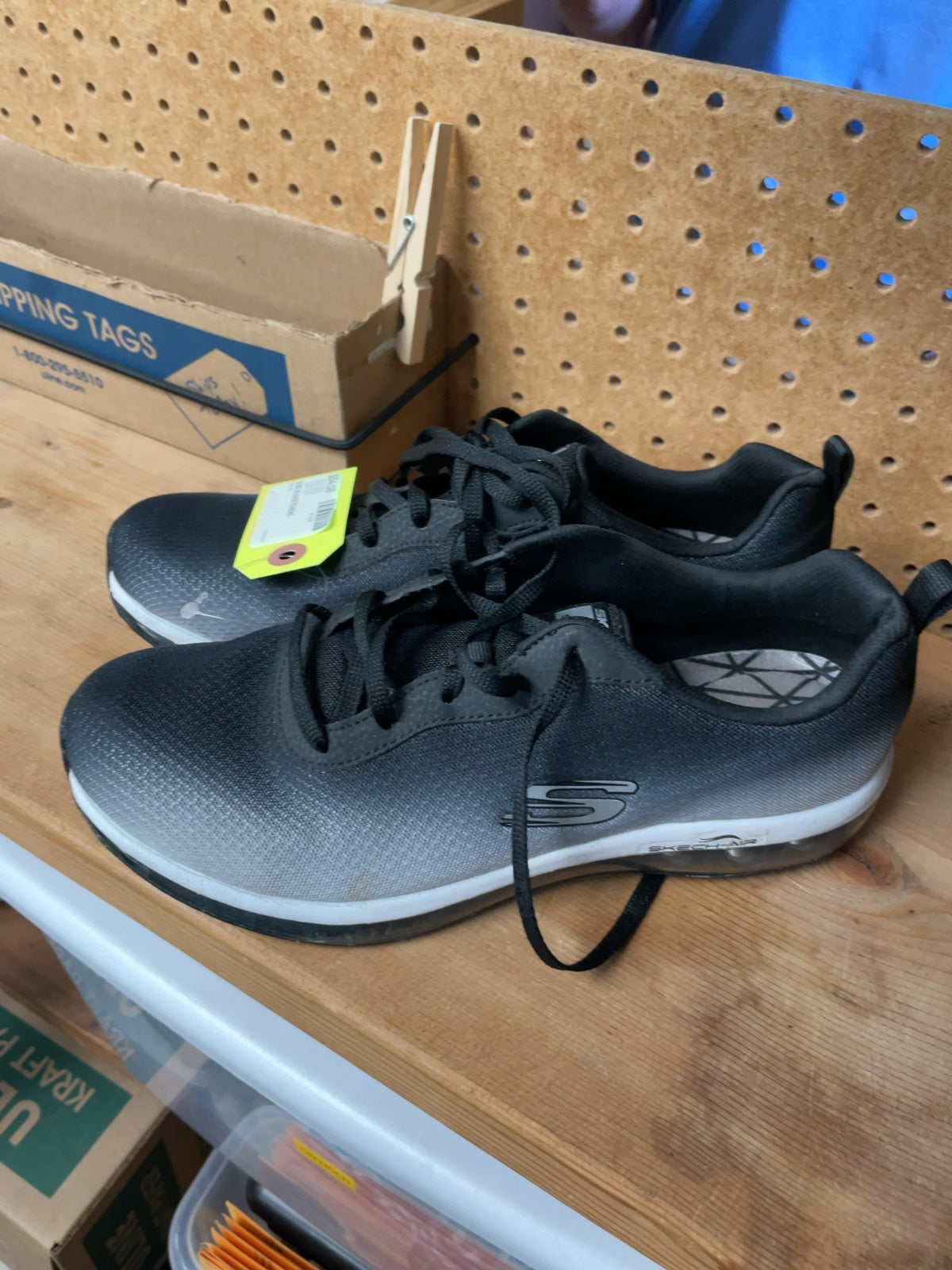 Skechers Skech-Air Size 10 Black Runners