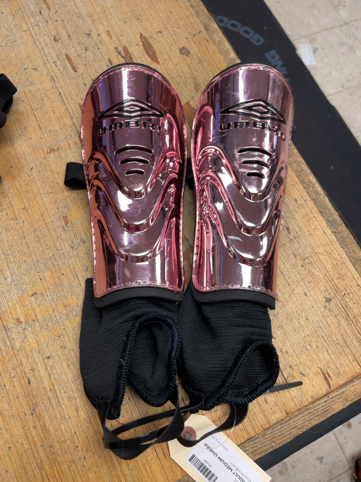 Umbro Adult Medium Metallic Pink Shin Pads