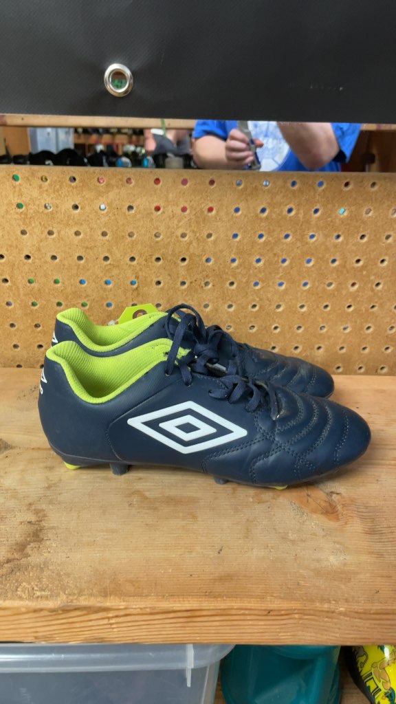Umbro Soccer Cleats Size 6 Blue