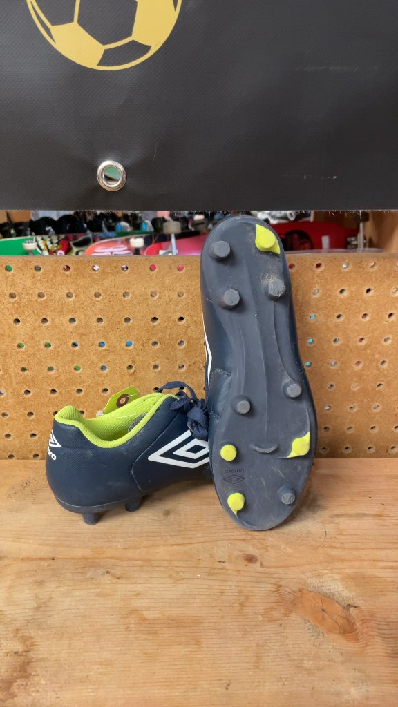 Umbro Soccer Cleats Size 6 Blue