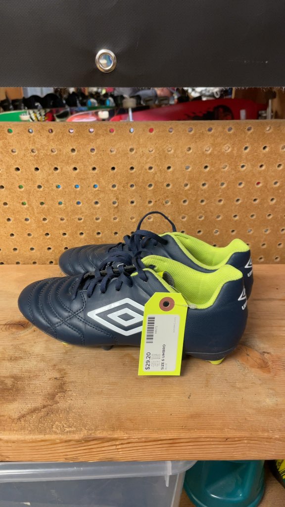 Umbro Soccer Cleats Size 6 Blue