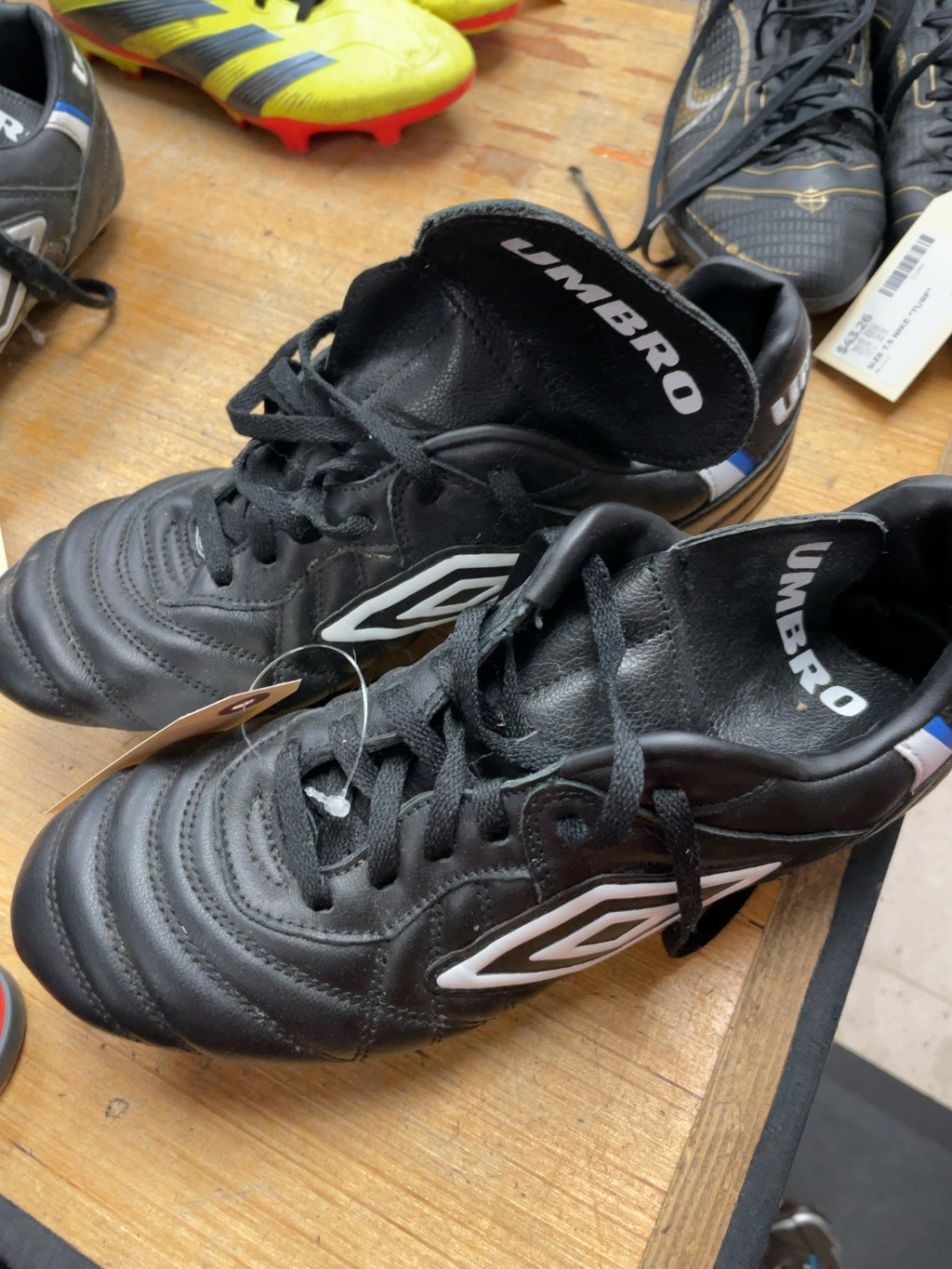 Umbro Soccer Cleats Size 8 Black/White