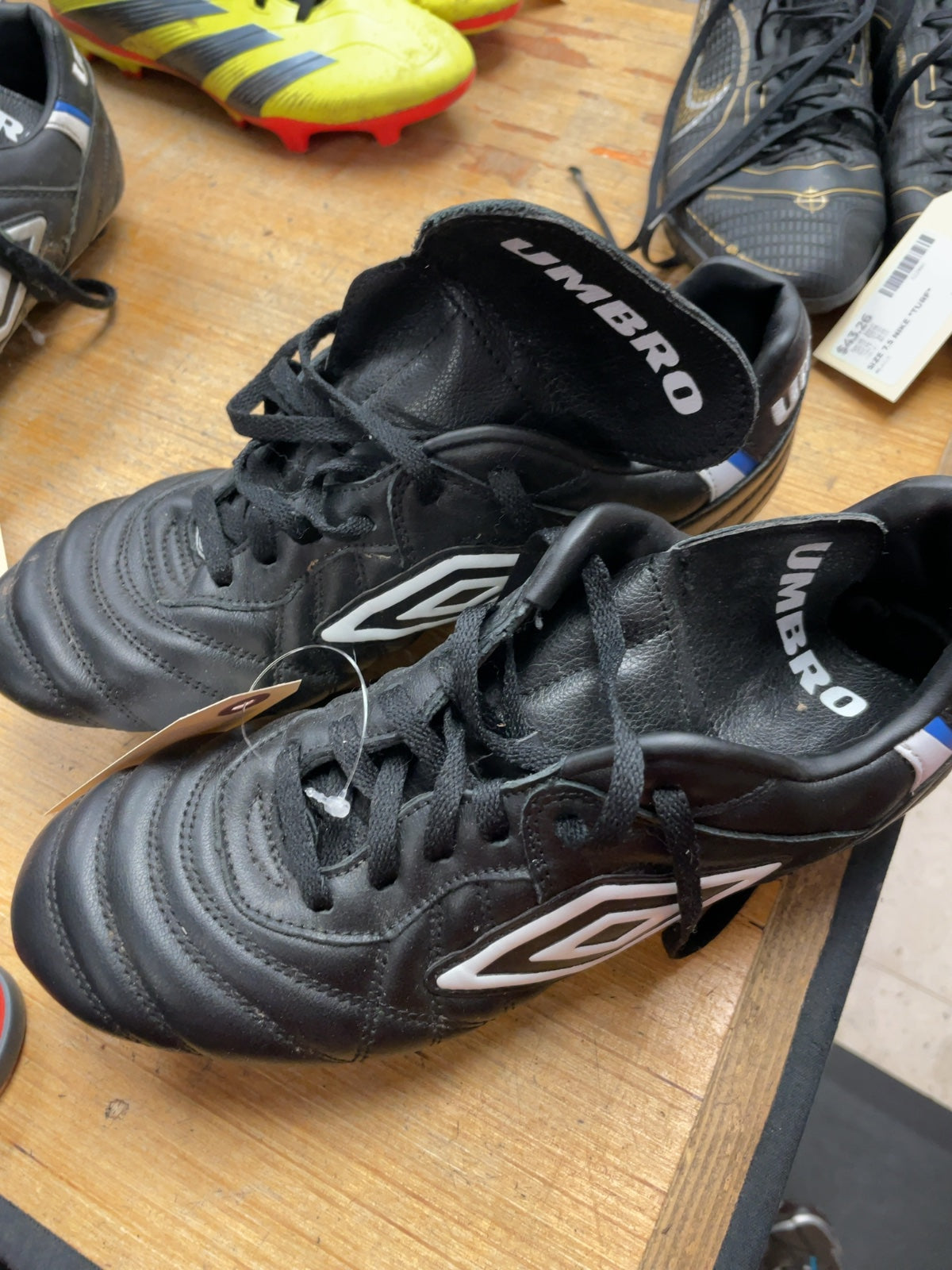 Umbro Soccer Cleats Size 8 Black/White