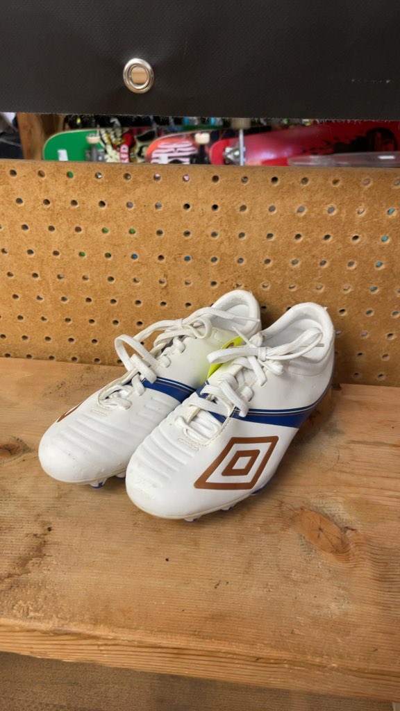 Umbro White Soccer Cleats Size 6