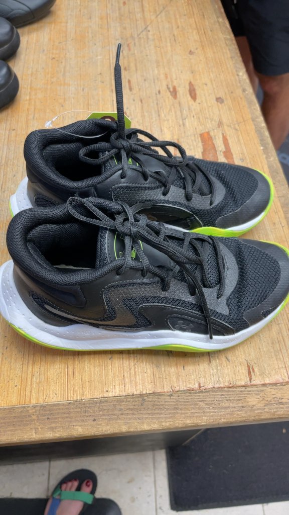 Under Armour Basketball Shoes Size 4 - Black/Green/White