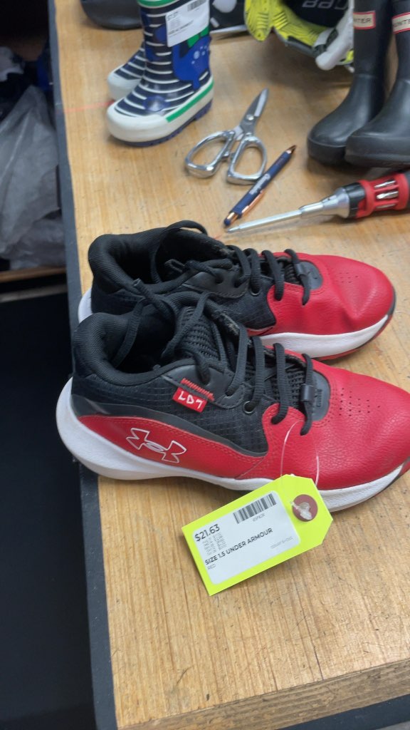 Under Armour Size 1.5 Red Court Shoes