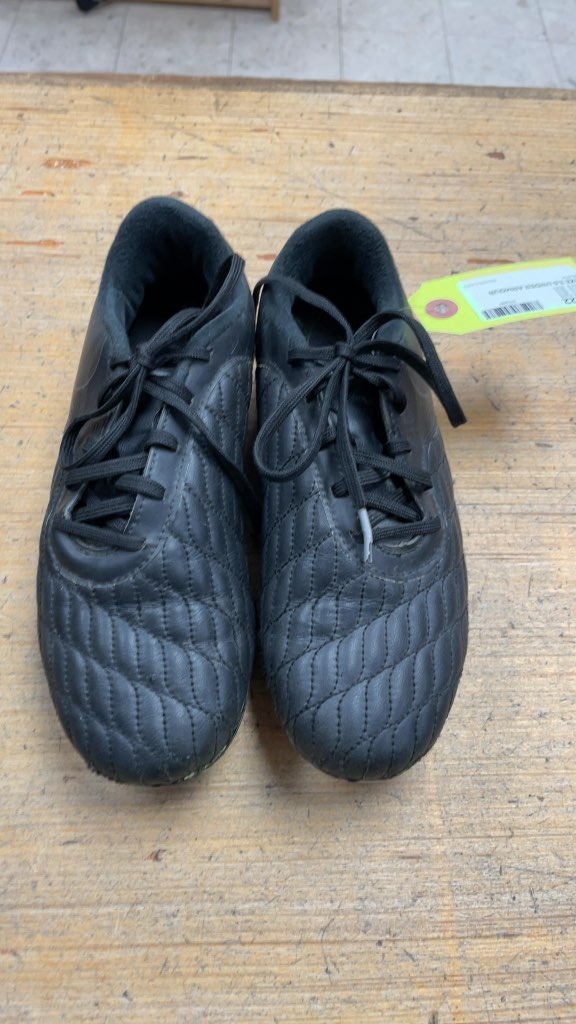 Under Armour Soccer Cleats Size 3.5 Black