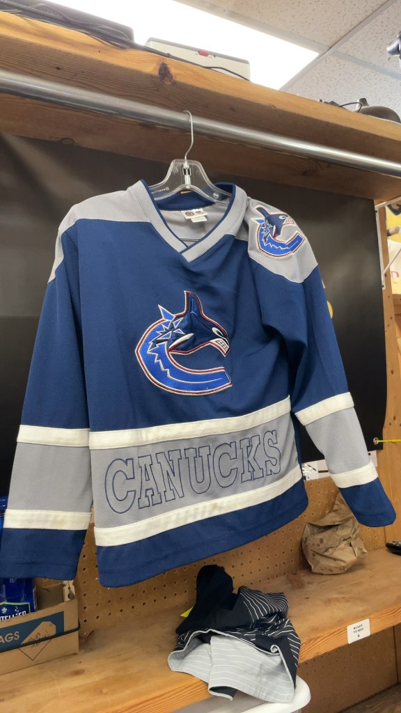 Vancouver Canucks Junior Medium Hockey Jersey - Blue