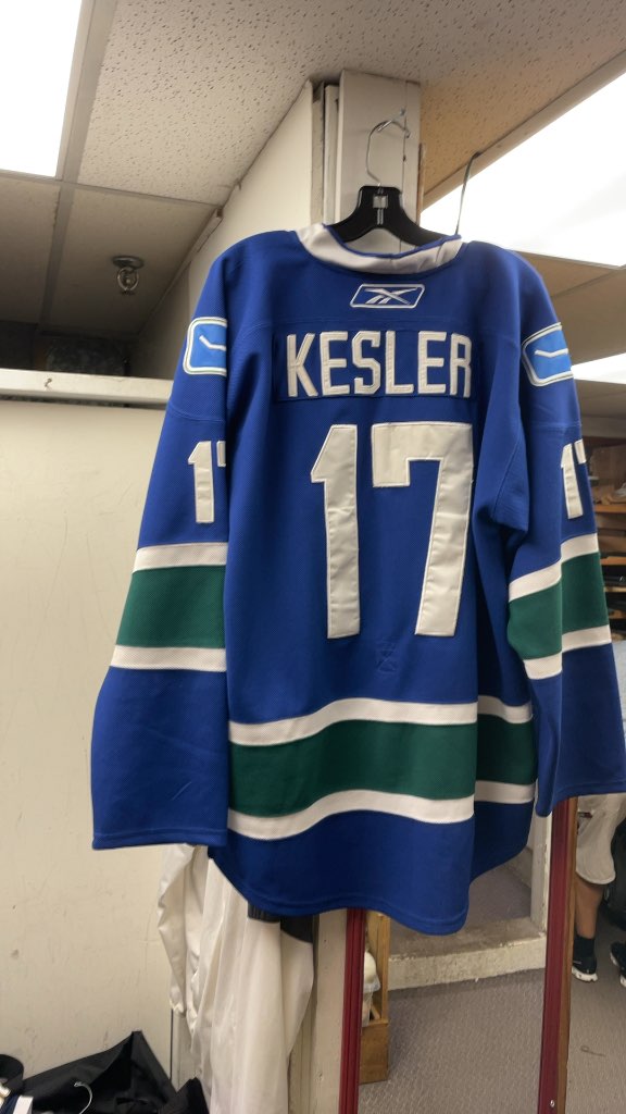 Vancouver Canucks Ryan Kesler #17 Blue Hockey Jersey - Size Large