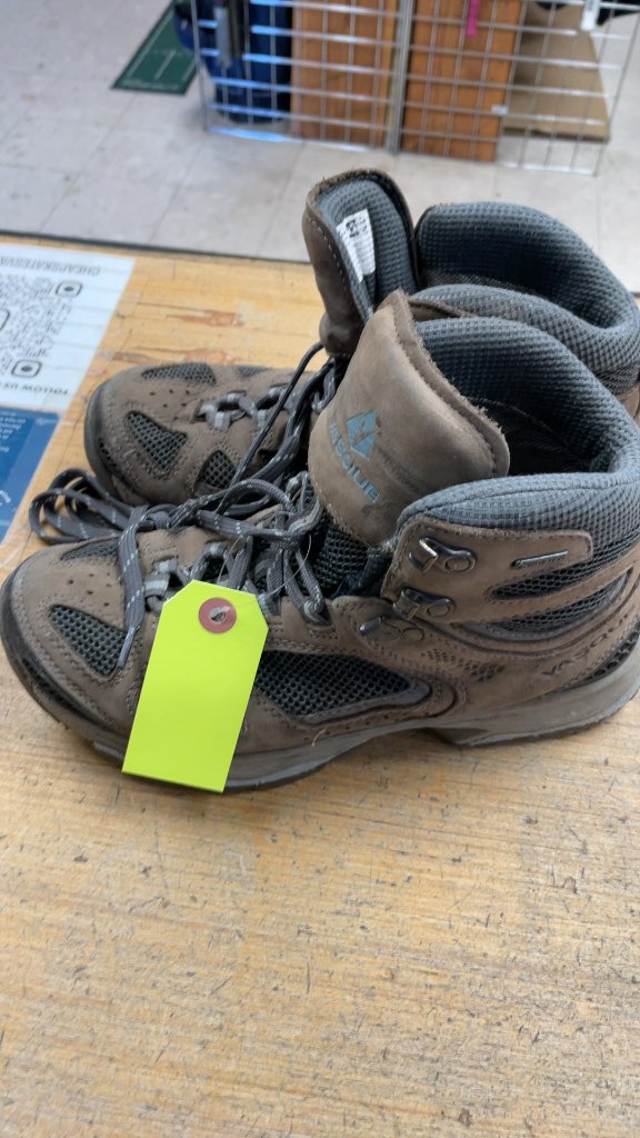 Vasque Ladies Size 9.5 Hiking Boots - Brown