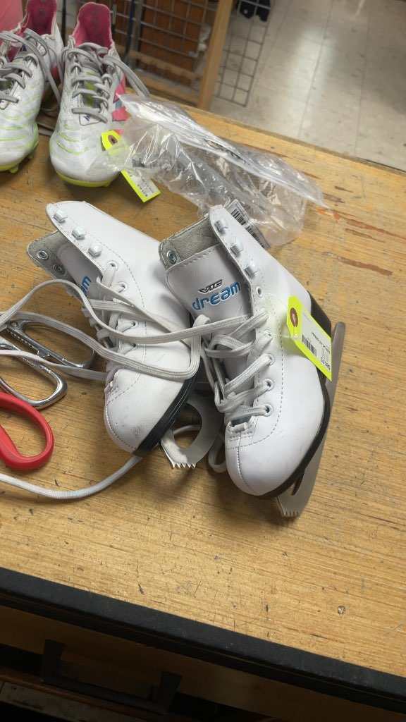 VIC Dream Figure Skates - White - Size 12C