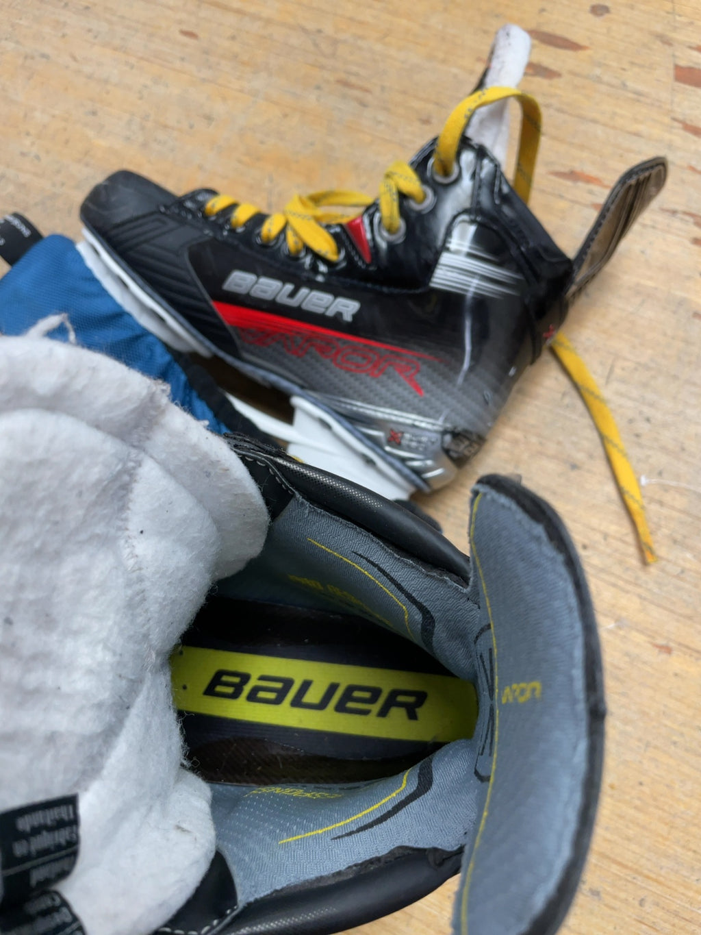 Bauer Vapor X Shift Pro Junior 3.5 D Ice Hockey Skates with Blade Guards