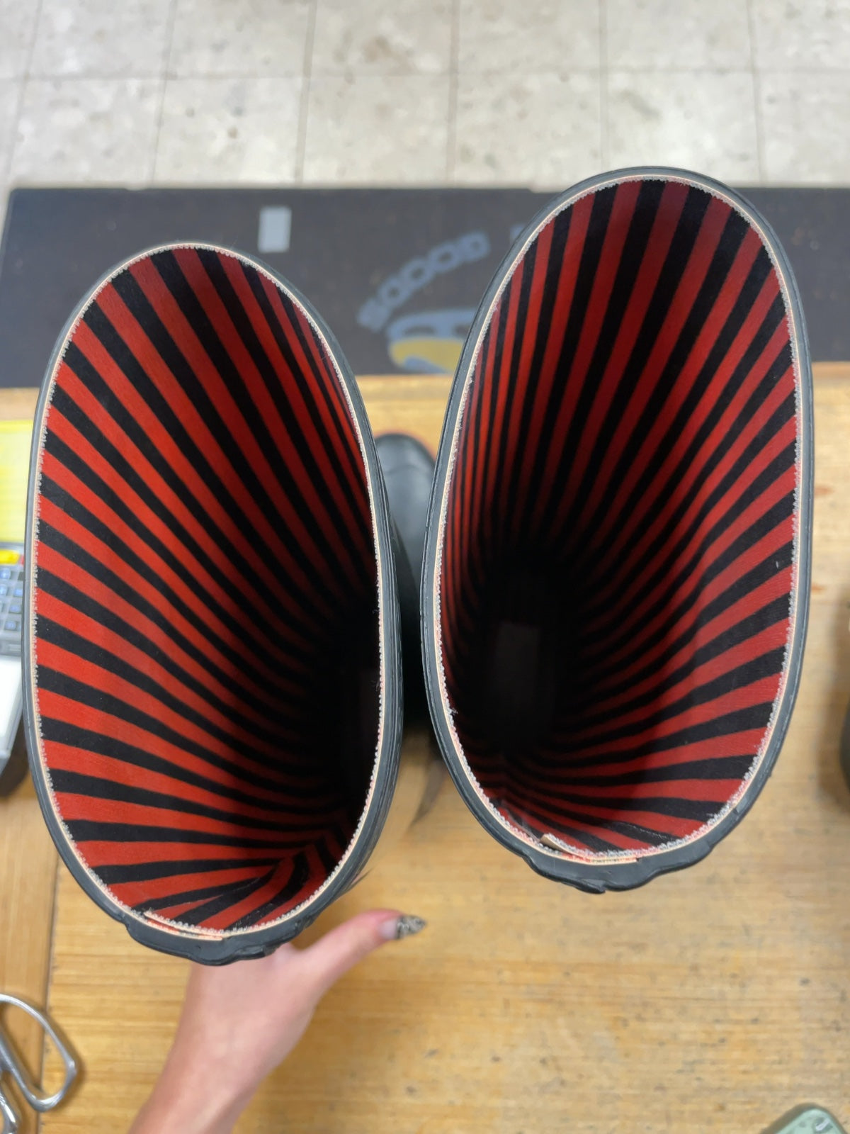 Hunter Rain Boots Size 4 Black/Red Stripes