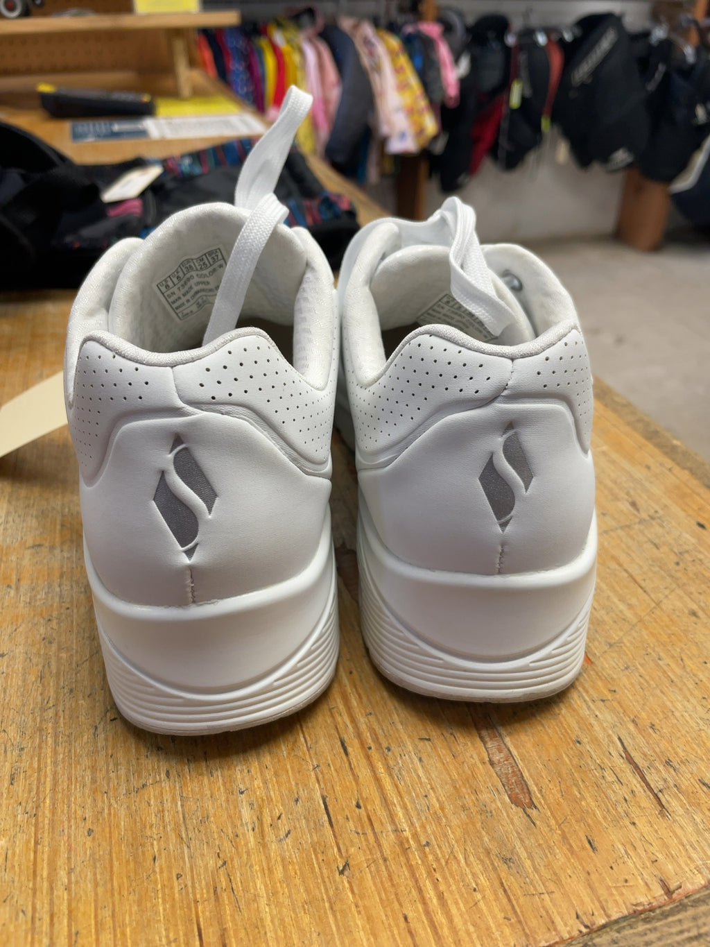Skechers Uno Stand on Air Size 8 US White Sneakers