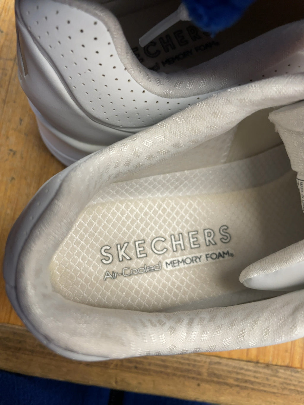 Skechers Uno Stand on Air Size 8 US White Sneakers