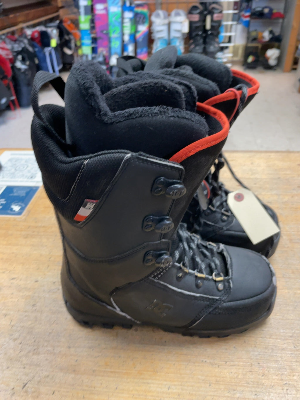 DC Rogan Size 7 Snowboard Boots