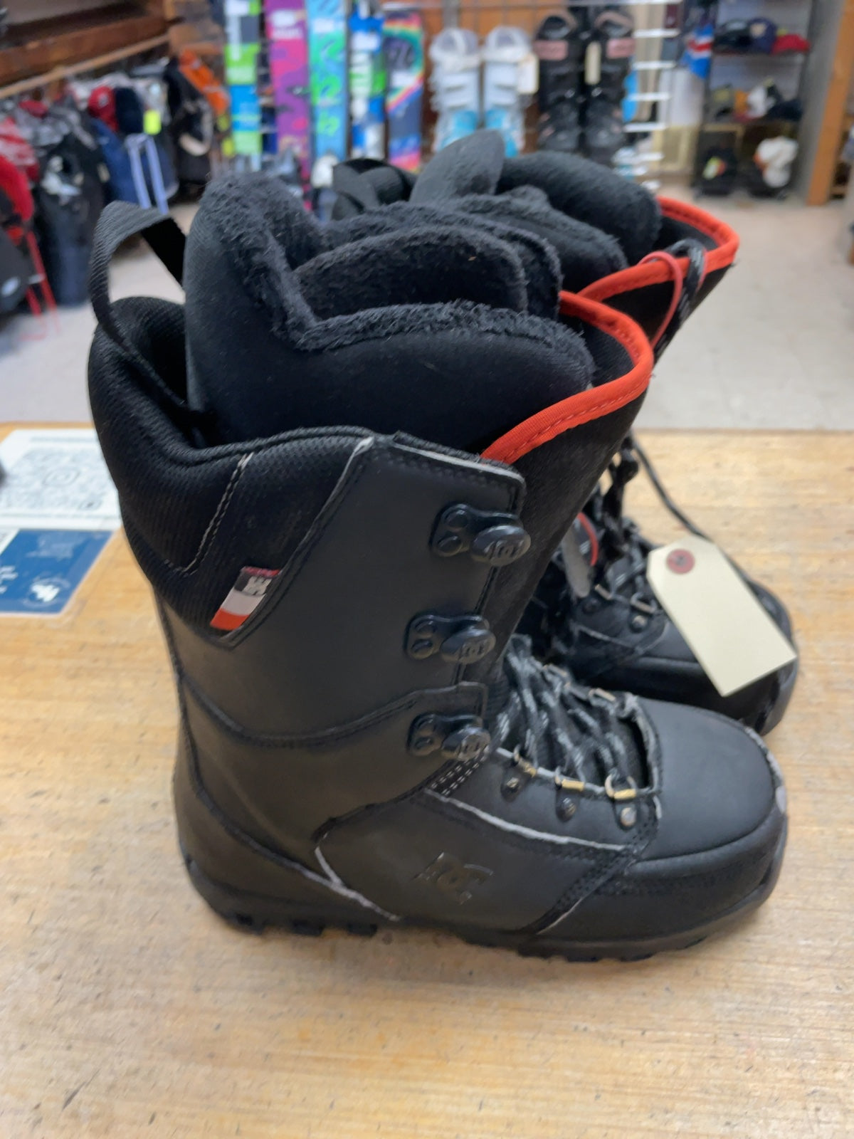 DC Rogan Size 7 Snowboard Boots