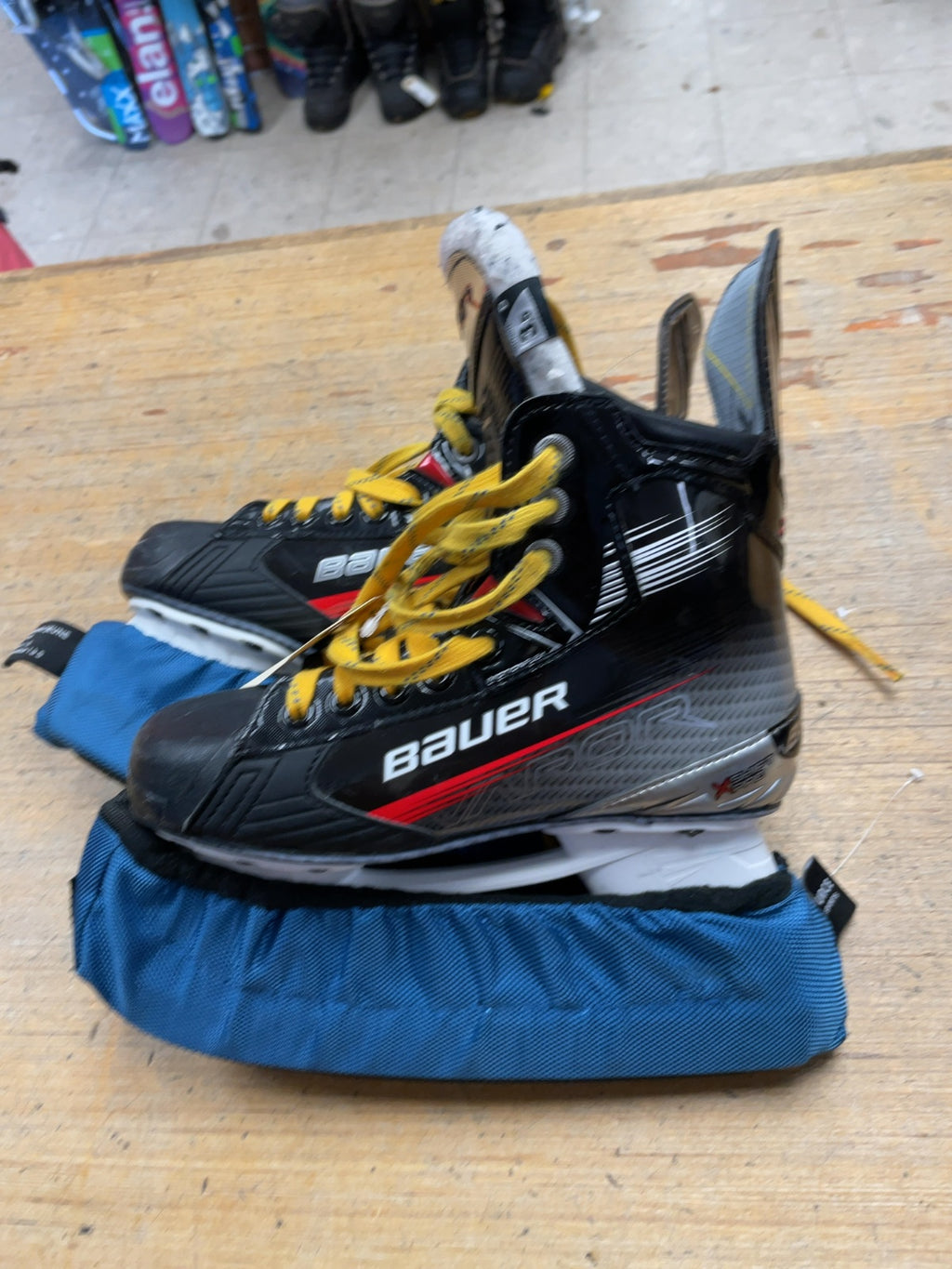 Bauer Vapor X Shift Pro Junior 3.5 D Ice Hockey Skates with Blade Guards