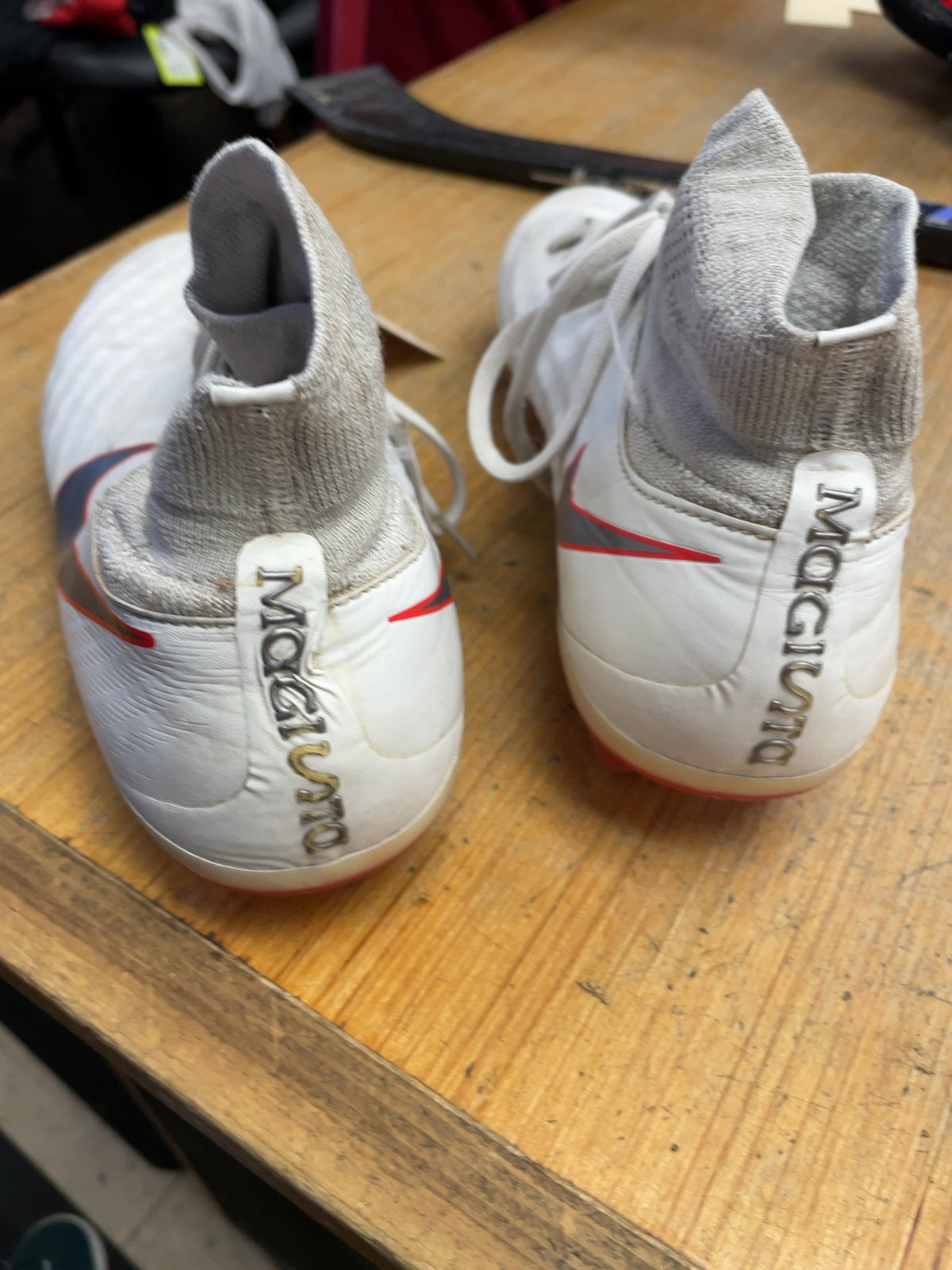 Nike Magista Size 8 US White Soccer Cleats
