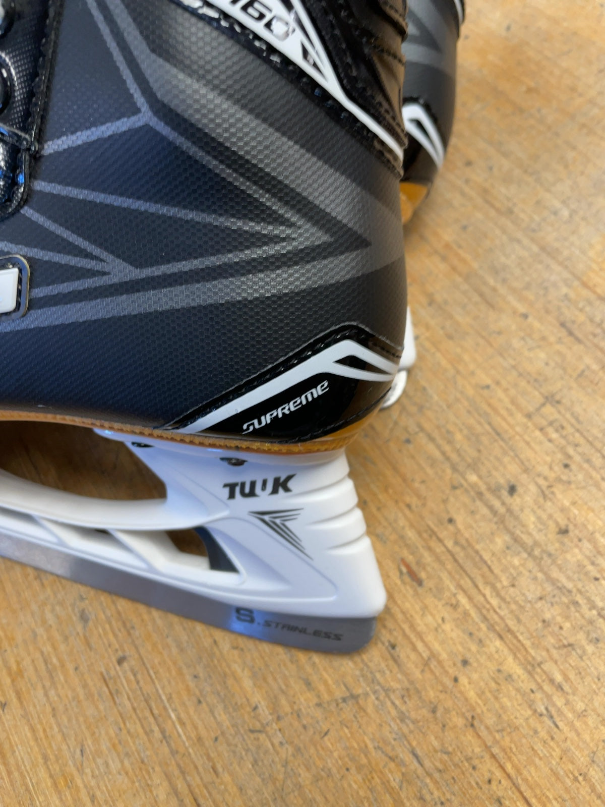 Bauer Supreme S160 Size 2D Junior Ice Hockey Skates